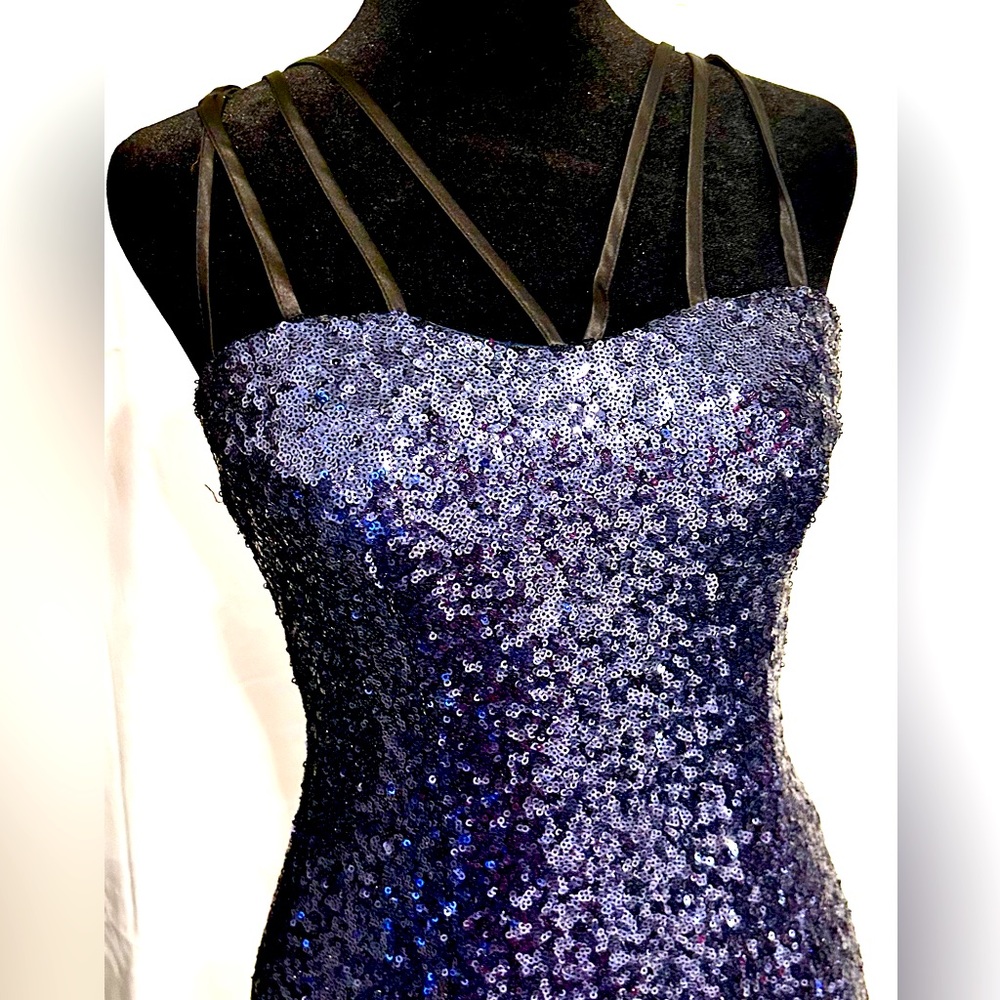 NEWw/tags. Minuet,navy,sequence,mini dress. Size small. accent shoulder straps.